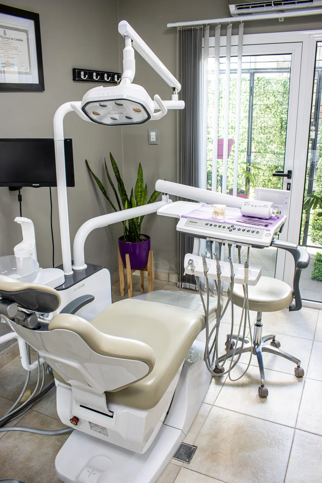 Box odontológico del consultorio SAVEN, con el sillón y el equipamiento junto a la ventana