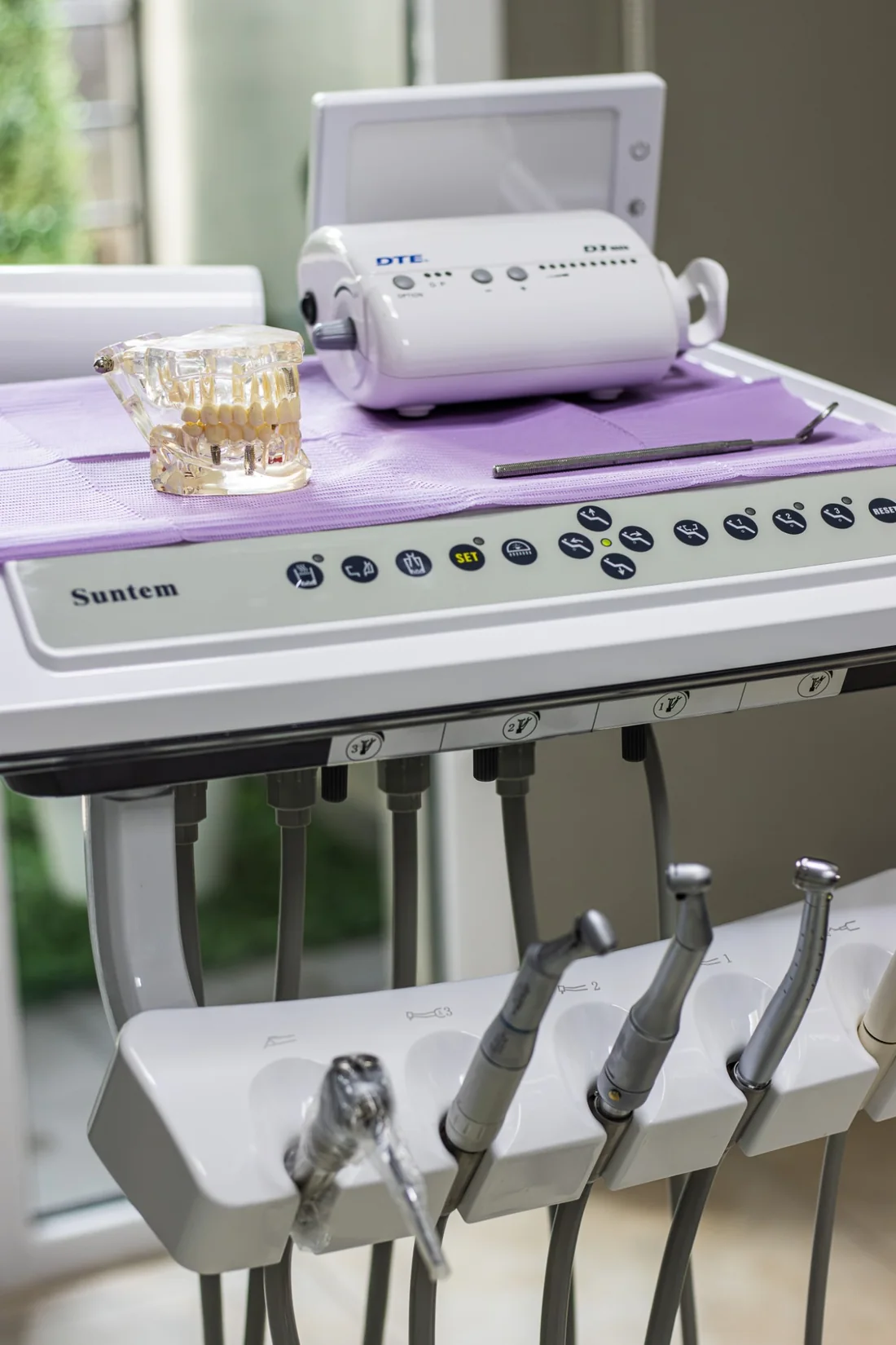 Bandeja del equipo odontológico de SAVEN, con el instrumental, el ultrasonido y un modelo transparente de la boca